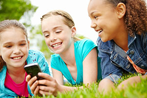 kindgerechte-handymodelle-und-tarife Für unsere Kinder sind das Internet und das Smartphone Alltagsgegenstände wie Messer und Gabel - © istock.com/gradyreese