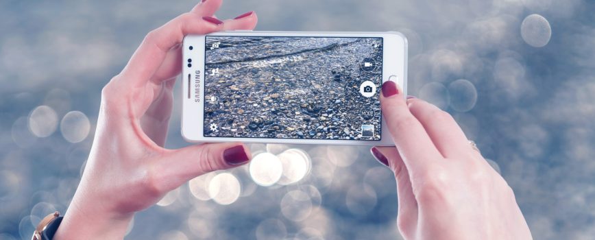 Samsung Galaxy M20 woman-2354157_1920