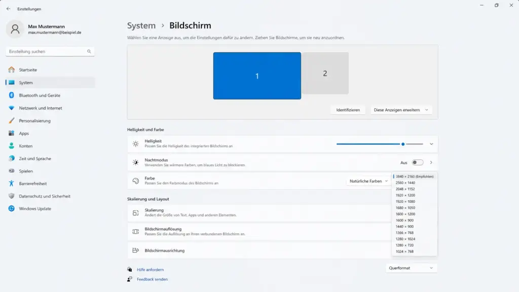 Windows 11 Anzeigeeinstellungen mit zwei Monitoren, Auflösungs Dropdown geöffnet